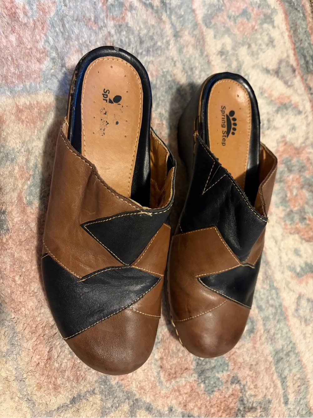 Spring Step Clogs - Picture 2 of 5